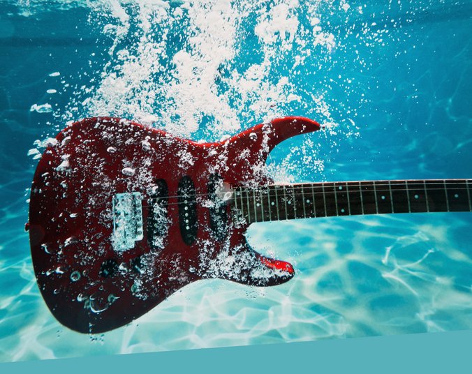 E-Gitarre schwimmt in einem Schwimmbecken.
