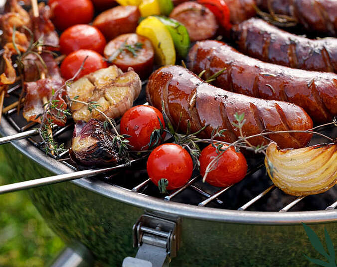 Würste und Gemüse auf dem Grill. (Foto: Canva)