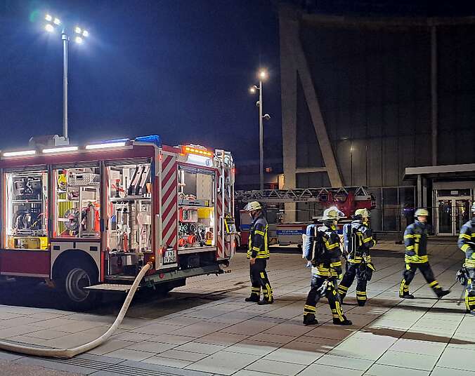 Feuerwehrkräfte mit Feuerwehrfahrzeug im Einsatz