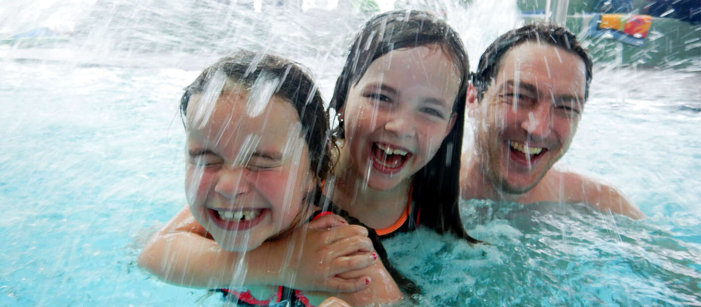 Familie beim Baden
