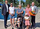 Als 100.000sten Badegast begrüßt wurde Marianne Golor. Sie war mit Gabriele Franke, Mila und Lilly im Frei- und Seebad in Fischbach.
(von links) Detlev Maaß, Christine Kirchner, Marianne Golor, Gabriele Franke und Robert Grammelspacher. Vorne (von links) Lilly und Mila 
