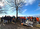Zum Abschluss ein Gruppenfoto: 60 Helferinnen und Helfer haben bei der Rotach-Putzete wieder kräftig angepackt und Müll gesammelt. 