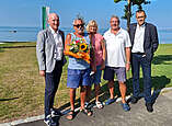 100.000ste Badegast im Strandbad Friedrichshafen war Udo Ochsenreiter mit seiner Frau. 
(von links) Robert Grammelspacher, Udo und Marianne Ochsenreiter, Theo Schlegel und Detlev Maaß. 
